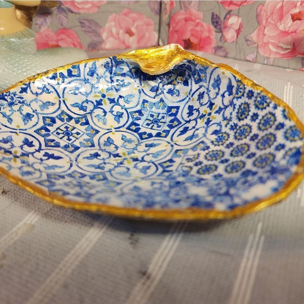 DECOUPAGE CLAM SHELL DECOUPAGE BLUE PATTERN ON A CLAM SHELL TRINKET DISH - Picture 8 of 11